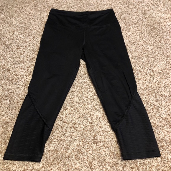 Victoria’s Secret PINK Knockout Capri Legging - Picture 1 of 3